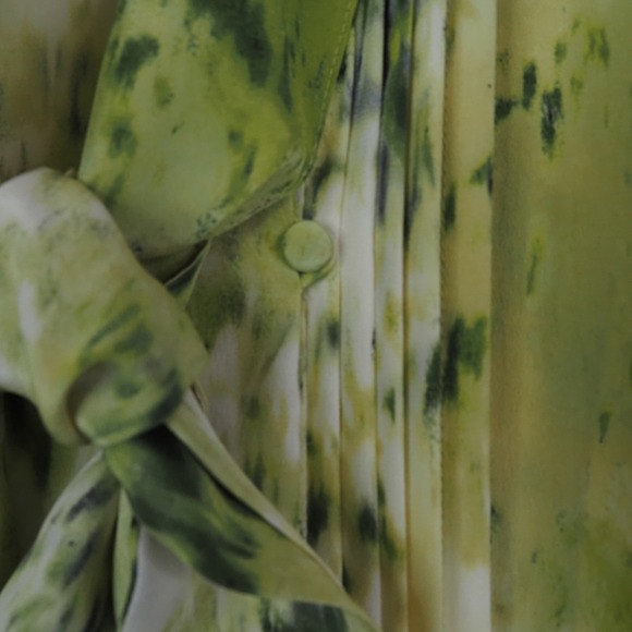 Ann Taylor Womens Silk Blouse 8 Green Watercolor Tie Neck Sleeveless Office Work - Picture 5 of 9